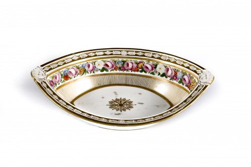 Fuente Carlos X de forma ojival de porcelana esmaltada y do