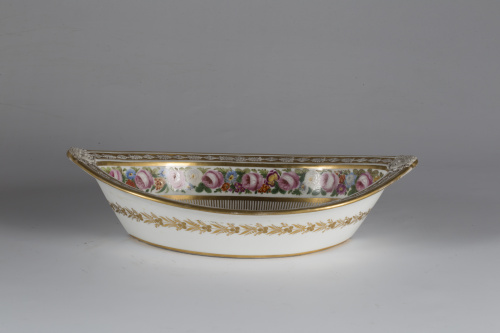 Fuente Carlos X de forma ojival de porcelana esmaltada y do