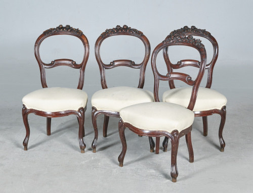 Cuatro sillas isabelinas en madera de caoba, tallada y mold