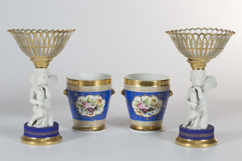 Azulejo de cerámica esmaltada en azul de cobalto con un águ