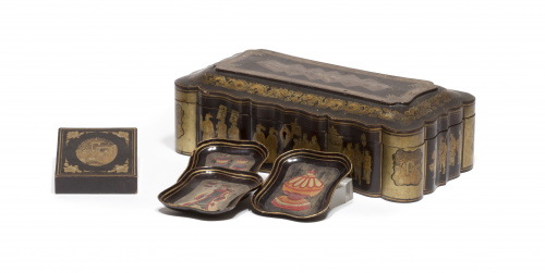 Caja para naipes de madera lacada y dorada.Trabajo cantoné