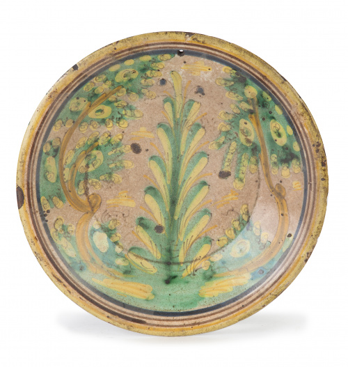 Plato acuencado en cerámica esmaltada con decoración polícr