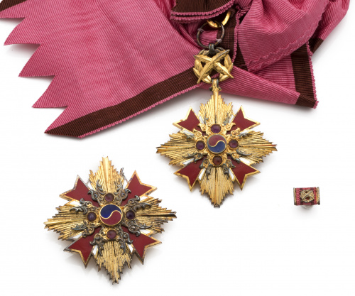 Venera ,Cruz y pin de la Orden al Mérito Diplomática “Gwang