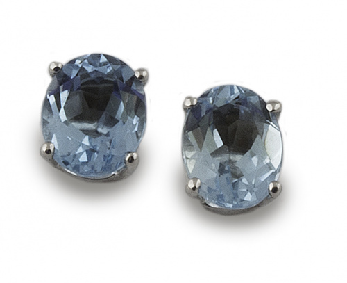 Pendientes con aguamarinas ovales que suman 1,50 ct., en mo
