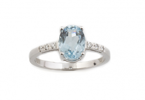 Sortija con aguamarina oval de 2,60 ct flanqueada por tríos