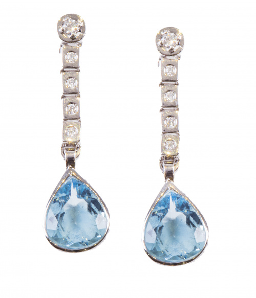 Pendientes largos con aguamarina talla perilla que pende de