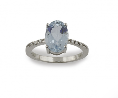 Sortija con aguamarina de talla oval con un peso de 2,6 ct. 