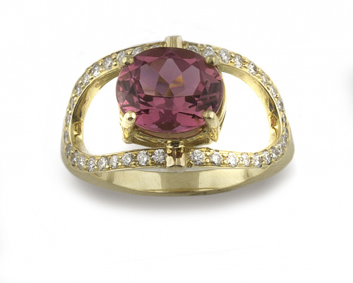 Sortija con turmalina rubelita de 2,6 ct. y brillantes en l