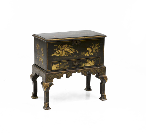 Arcón con tapa de madera lacada y dorada, decorado con roca