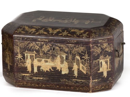 Caja de té de madera lacada de negro y decoración dorada.T