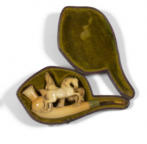 Pipa en espuma de mar y ámbar, con dos caballos.Alemania, 