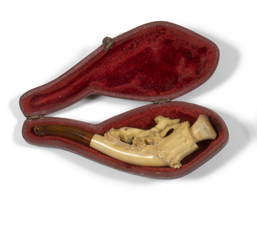 Pipa en espuma de mar y ámbar, con un perro tallado.Aleman