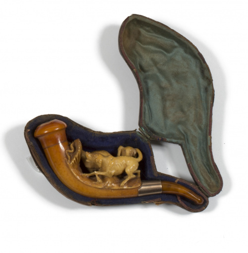 Pipa en espuma de mar y ámbar con dos perros.Alemania, ffs