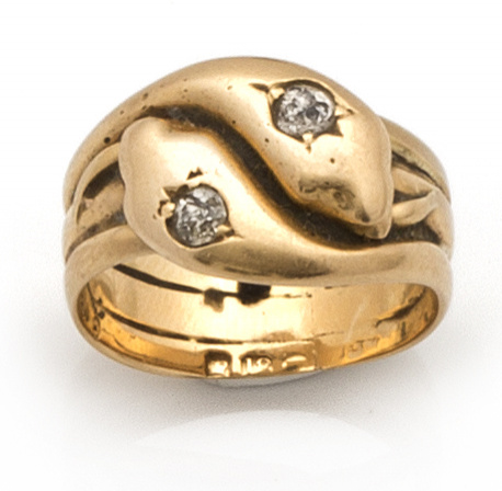 Sortija de pps s XX con dos serpientes enroscadas y dos bri