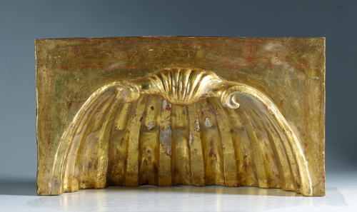 Fragmento de retablo en madera tallada, estucada y dorada.