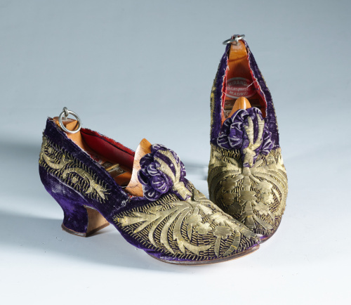 Pareja de zapatos en terciopelo morado con bordados en hilo
