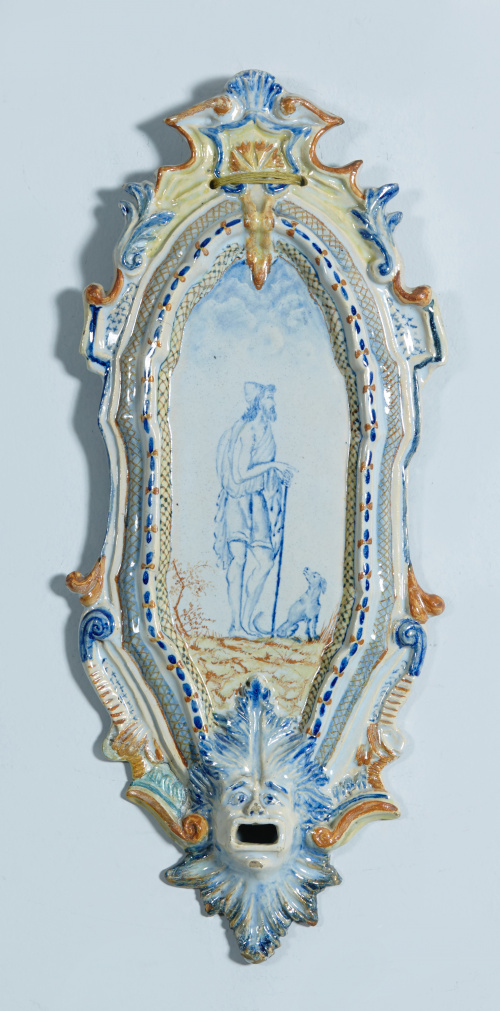 Placa en loza esmaltada, San Roque en el retablillo y un ho