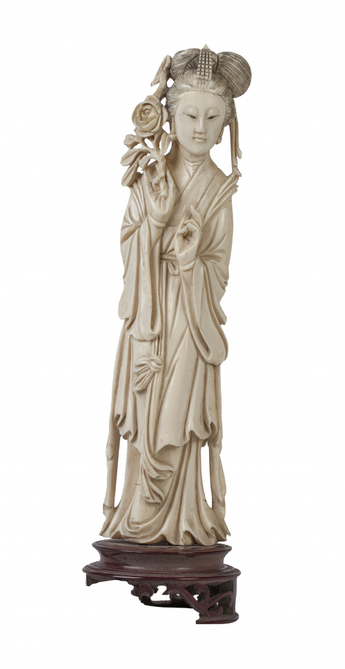 "Dama con flores"Figura de marfil tallado y tintado.Tra