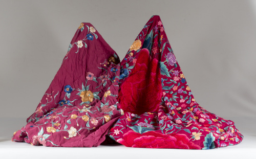 Mantón de “Manila” de seda con peonías bordadas de colores.