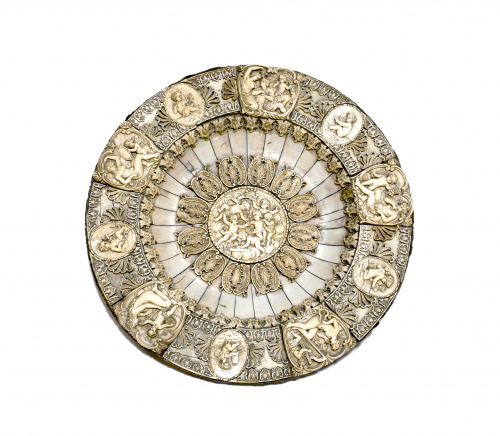 Plato de presentación de marfil tallado con escenas alegóri