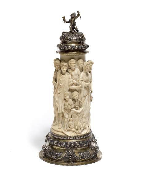 Tankard, en marfil tallado, plata repujada y dorada. Con ma