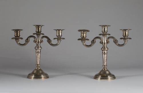 Pareja de candelabros de  Plata de tres luces, con marcas.