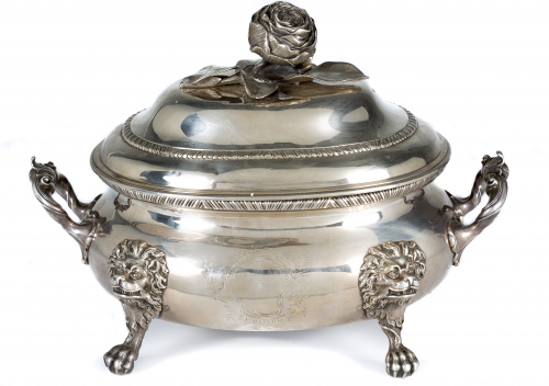 Sopera en plata torneada, fundida y grabada.Orfebre Ingles