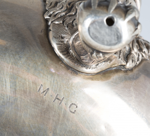 Sopera en plata torneada, fundida y grabada.Orfebre Ingles