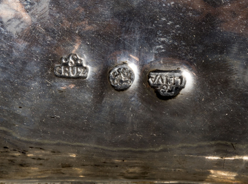 Bandeja de plata repujada decorado con panoplias. Marcas en