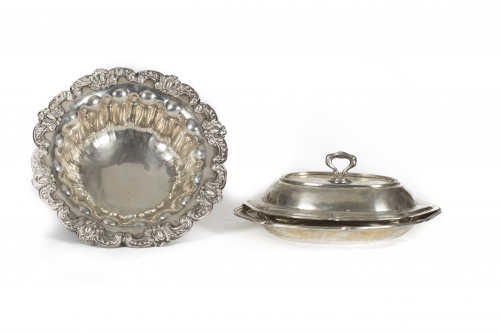 Frutero de plata,  gallonado decorado con reborde de flores