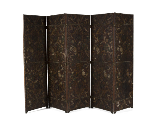 Biombo de cinco hojas de guadameci, piel moldeada, dorada y