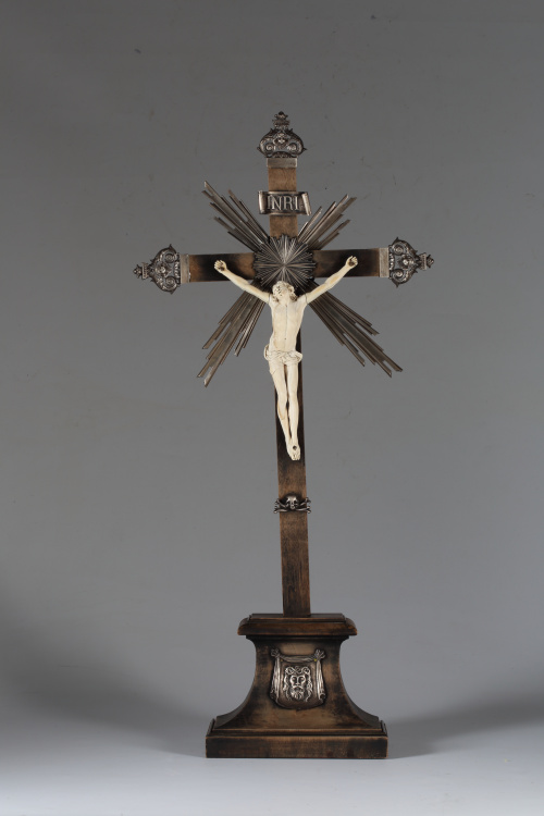 Cristo en marfil tallado.Sobre cruz de nogal patinado con 