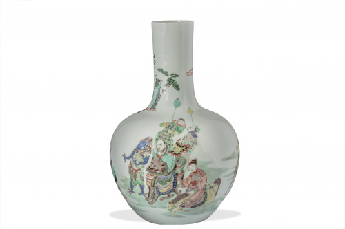 Jarrón en porcelana esmaltada, de cuerpo globular y cuello 