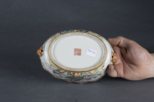 Enfriador o “Monteith” de porcelana con flores y borde amar