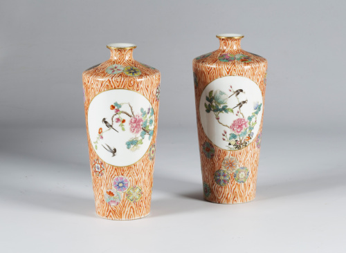 Pareja de jarrones en porcelana esmaltada “Familia Rosa”Ch