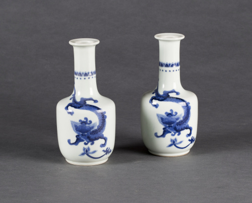 Pareja de jarrones en porcelana esmaltada en azul cobalto, 