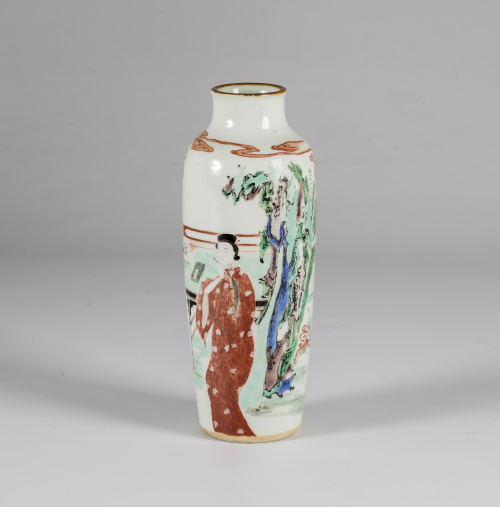 Pequeño jarrón en porcelana esmaltada “Familia verde”.Chin