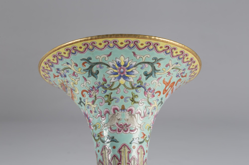 Jarrón “Gu” en porcelana esmaltada de la “Familia Rosa”Chi