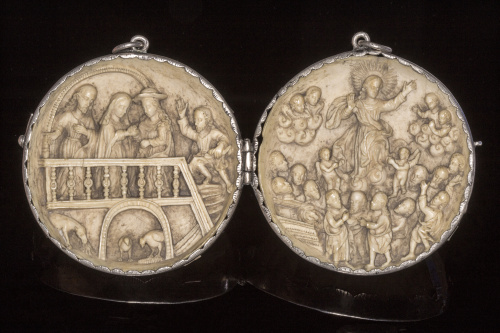 Díptico de plata y marfil, representada la visitación y la 