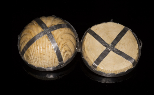 Díptico de plata y marfil, representada la visitación y la 