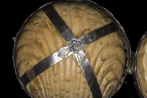 Díptico de plata y marfil, representada la visitación y la 