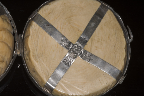 Díptico de plata y marfil, representada la visitación y la 