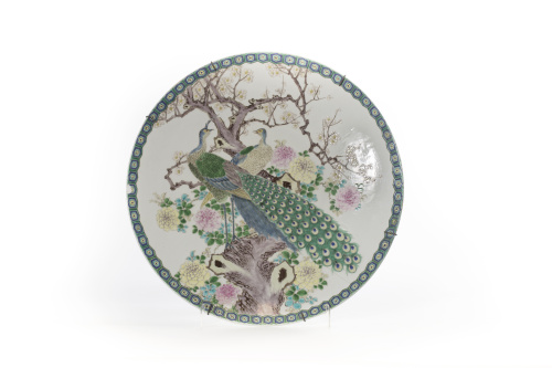 Plato en porcelana esmaltada con decoración de pavos reales