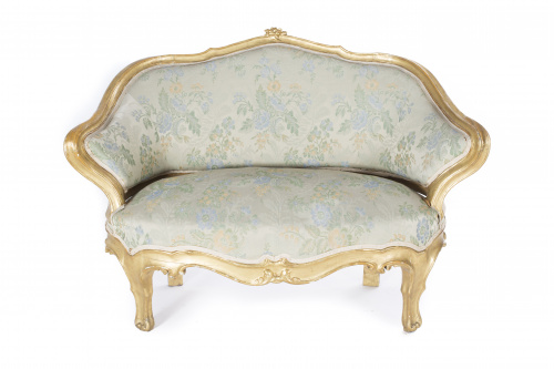 Canapé Carlos III de madera tallada, estucada y dorada.Tra