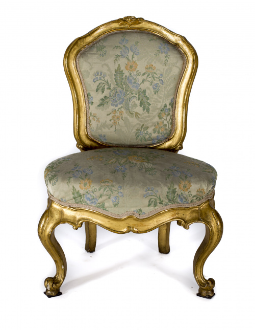 Pareja de sillas Carlos III de madera tallada, estucada y d