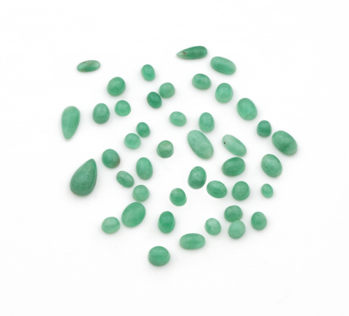 Cuarenta y tres esmeraldas Colombianas en cabuchón oval y g