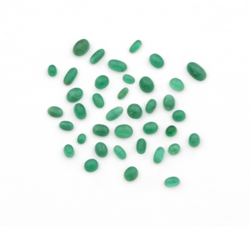 Treinta y ocho esmeraldas Colombianas en cabuchón que suman