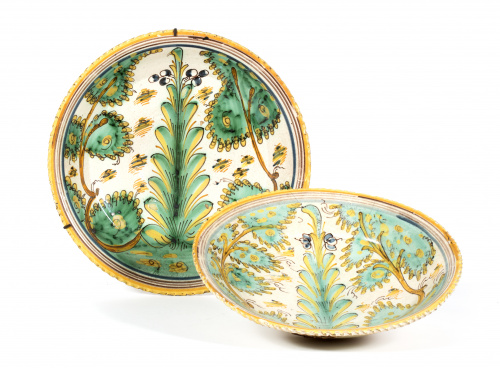 Dos platos de cerámica esmaltada de la “serie del pino”.Ta