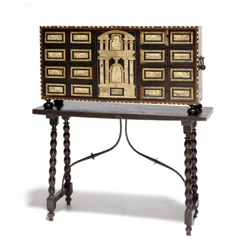 Papelera de madera ebonizada y hueso pirograbado con escena