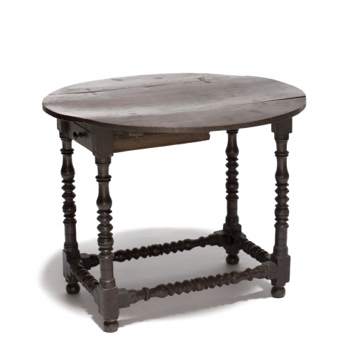 Mesa de alas de madera de nogal, sobre patas torneadas.Tra